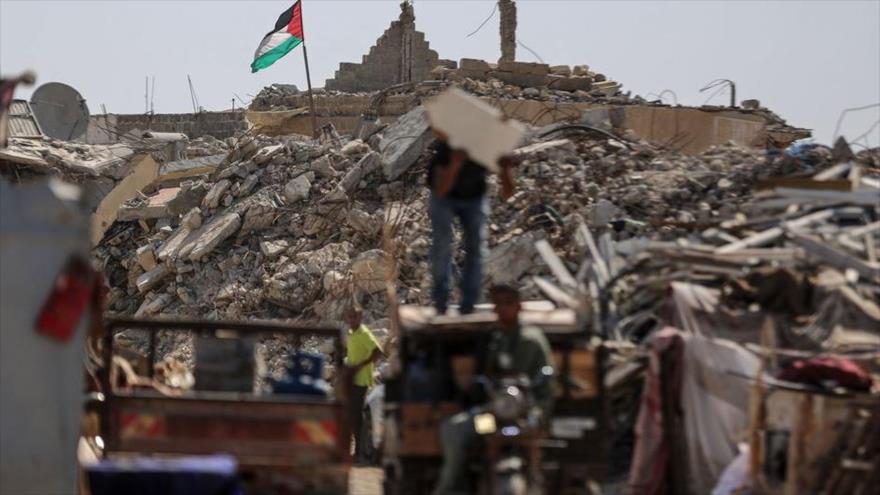 Bandera de Palestina sobre las ruinas de una vivienda detruida en un ataque israelí en Jan Yunis, sur de Gaza. (foto: ONU)