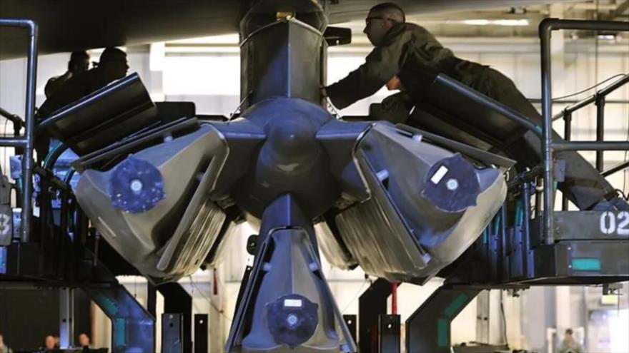 Aviadores estadounidenses acoplan misiles de crucero AGM-86B a un bombardero estratégico nuclear B-52H. (Foto: US Air Force)