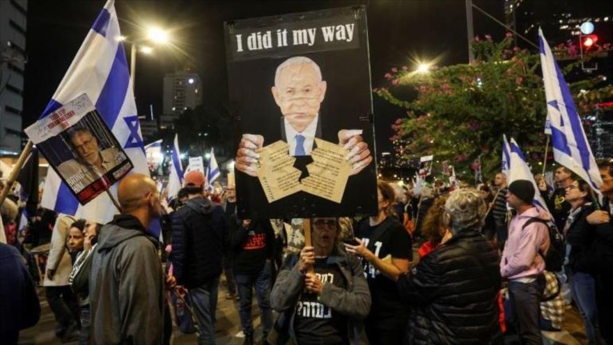 Israelíes protestan en Tel Aviv contra Netanyahu, exigiendo el fin de la guerra y un acuerdo para liberar a los retenidos en Gaza, 30 de noviembre de 2024.