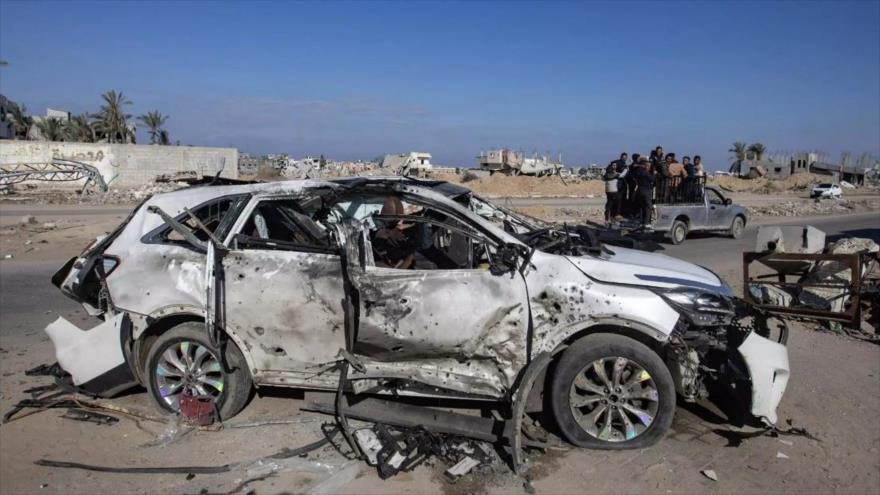 Un vehículo destruido tras los ataques militares israelíes,	Jan Yunis, Franja de Gaza, 30 de noviembre de 2024. (Foto: EFE)