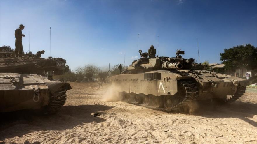 Tanques Merkava del régimen israelí en las afueras del kibutz Be’eri, cerca de línea fronteriza con Franja de Gaza, 20 de octubre de 2023. (Foto: AFP)