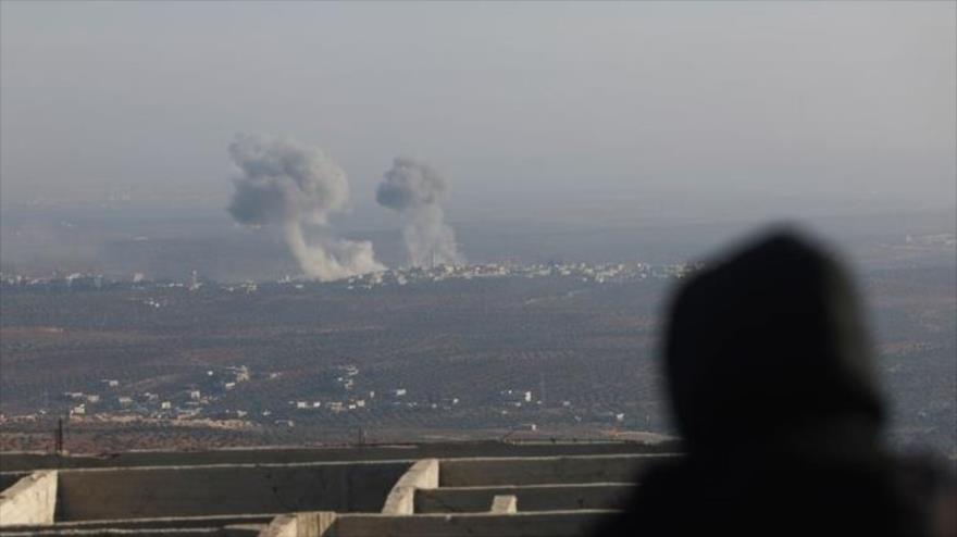 El humo se eleva en una zona rural de Alepo, en medio de los combates entre el Ejército sirio y terroristas, 28 de noviembre de 2024. (Foto: AP)