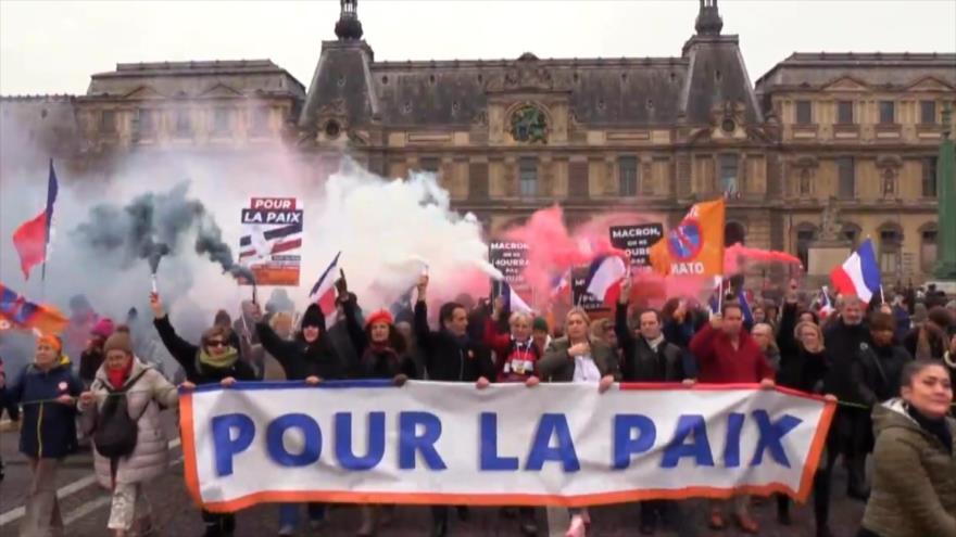 Miles de franceses protestan contra el apoyo militar a Ucrania