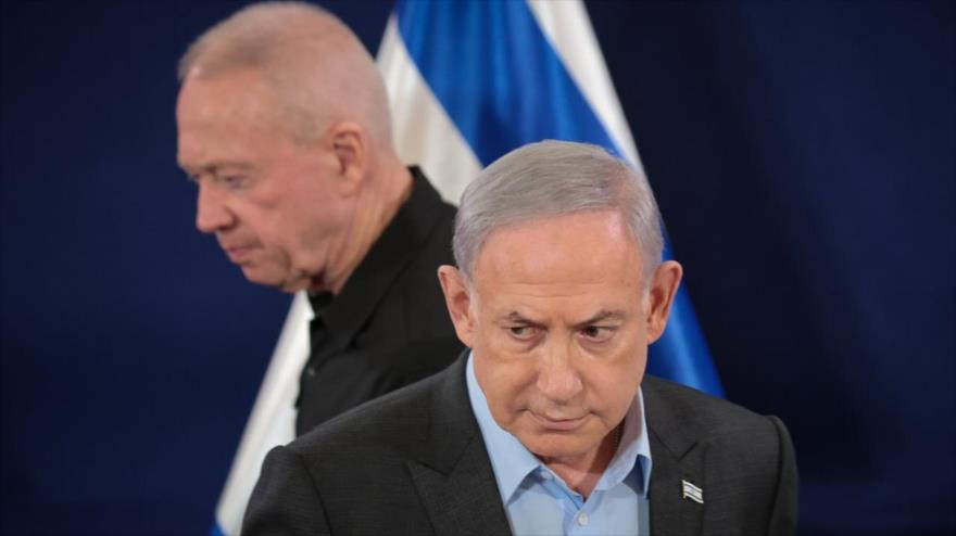 El primer ministro israelí, Benjamín Netanyahu (dcha.), y su entonces ministro de asuntos militares, Yoav Gallant, en Tel Aviv, 16 de diciembre de 2023. (Foto: Flash90)