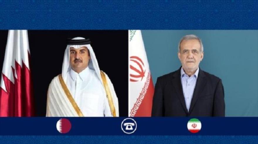 El presidente iraní, Masud Pezeshkian, (dcha.) y el emir de Catar, el sheij Tamim bin Hamad Al Thani.