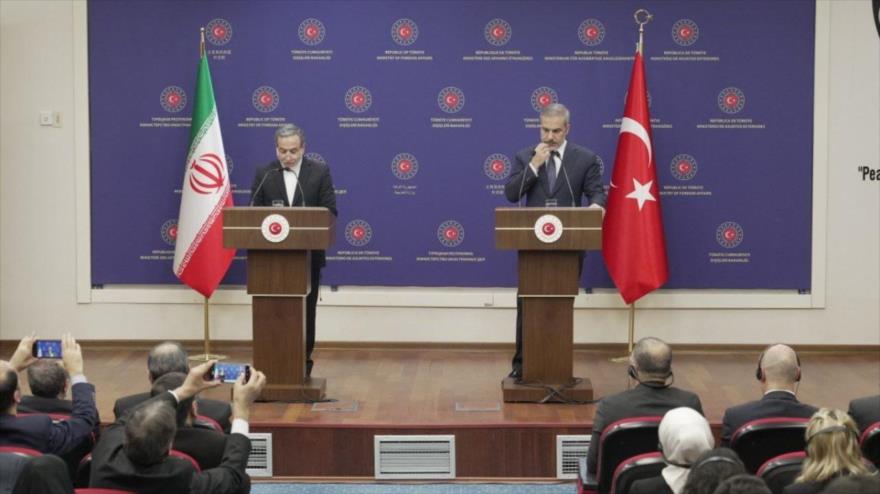 El canciller de Irán, Seyed Abás Araqchi, (izq.) en una conferencia de prensa conjunta con su par turco, Hakan Fidan, en Ankara, 2 de diciembre de 2024.