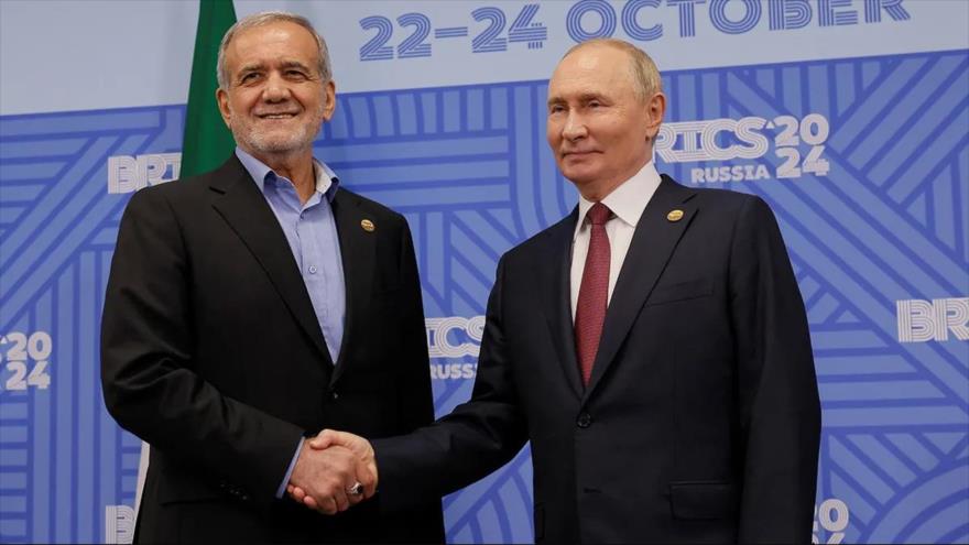 El presidente de Irán, Masud Pezeshkian(izd.), y el presidente ruso, Vladímir Putin, reunido en la cumbre BRICS, Kazán, Ruia, 23 de octubre de 2024. (Foto: Reuters)