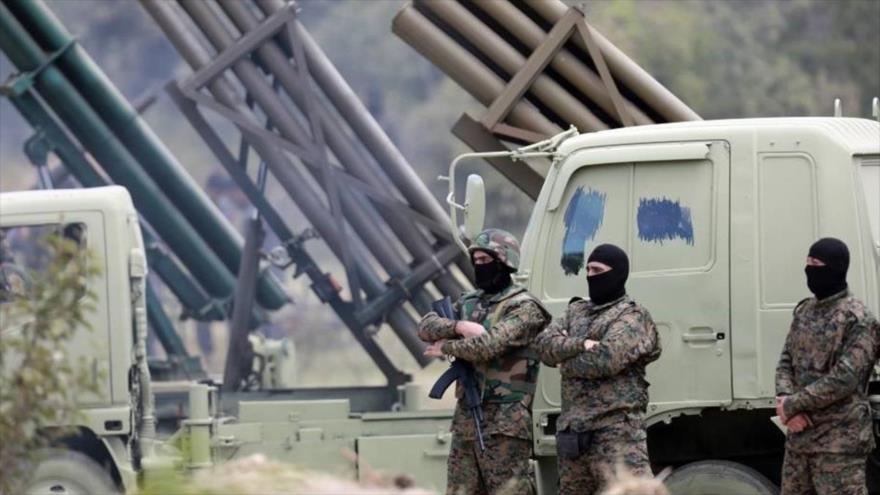 Combatientes de Hezbolá del Líbano, junto a sus equipos militares. 