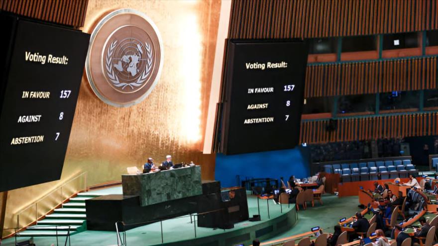 Pantalla muestra los resultados de la votación sobre la resolución titulada “Arreglo pacífico de la cuestión de Palestina”, en AGNU, 3 de diciembre de 2024. (Foto: Getty Images).