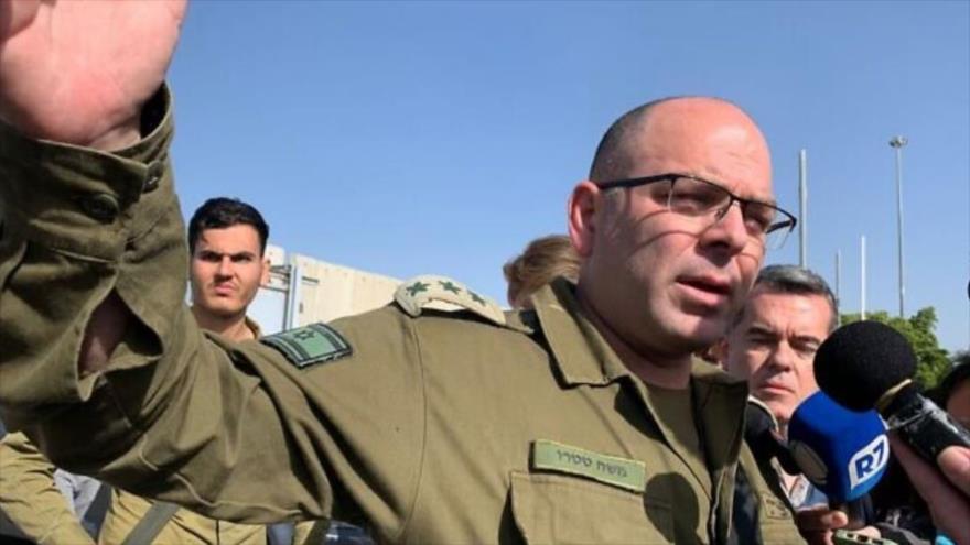 El coronel Moshe Tetro habla durante una reunión informativa en el cruce fronterizo de Kerem Shalom con Gaza, 10 de enero de 2024.