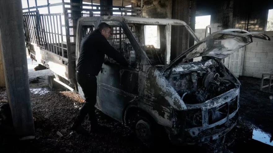 Mohamed Hanani mira su auto quemado tras ataque de colonos, en Cisjordania ocupada, 4 de diciembre de 2024. (Foto: AP)