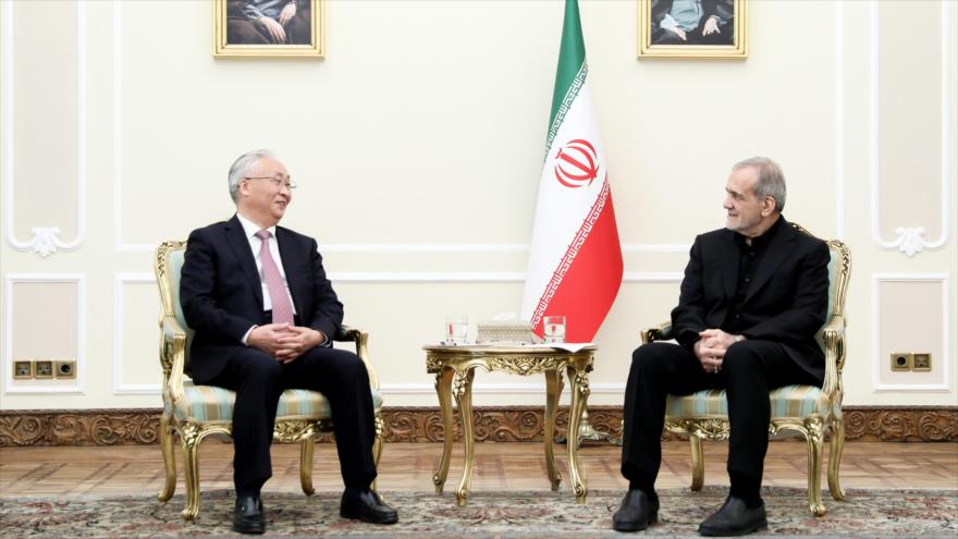 El Presidente de Irán, Masud Pezeshkian (dcha.), reunido con el viceprimer ministro chino, Zhang Guoqing, Teherán,4 de diciembre de 2024.