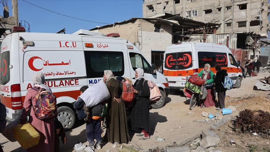 Ambulancias que transportan a palestinos heridos circulan por la carretera principal de Saladino en Yabalia, en el norte de la Franja de Gaza, 4 de diciembre de 2024. (Foto: AFP)