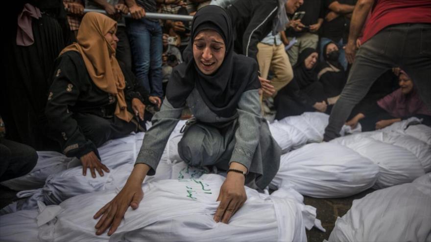 Mujeres palestinas lloran por miembros fallecidos de su familia tras un ataque aéreo israelí en Gaza, 1 de octubre de 2024. (Foto: EFE)