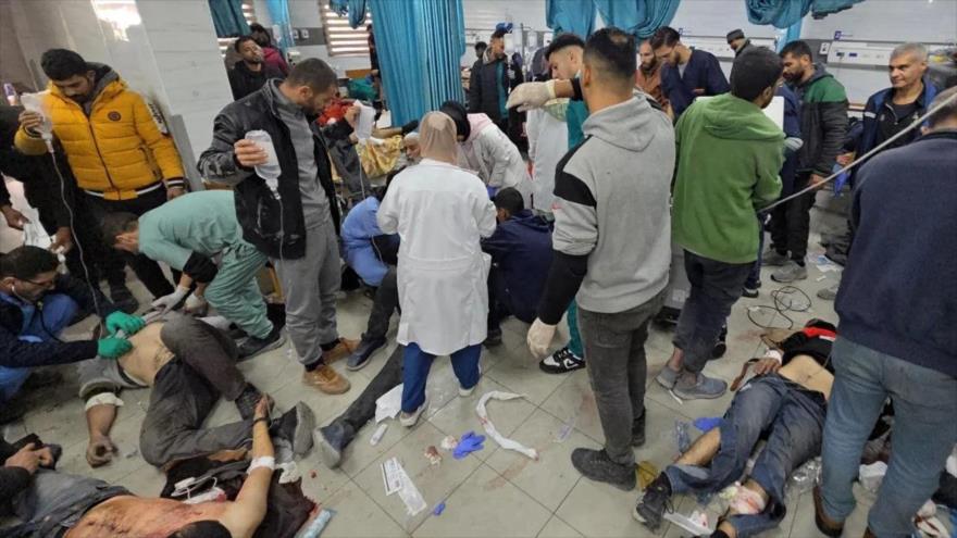 Los trabajadores de la salud atienden a palestinos heridos por el ejército israelí en el Hospital Kamal Adwan, en Beit Lahya, 6 de diciembre de 2024. (Foto: AFP)