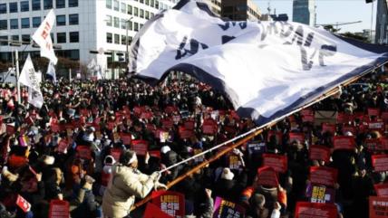 Miles de personas exigen la renuncia de presidente en Corea del Sur