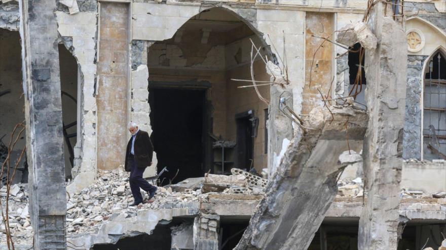 Un hombre inspecciona un edificio destruido en los ataques israelíes en la ciudad de Yater, en el sur del Líbano, 7 de diciembre de 2024.