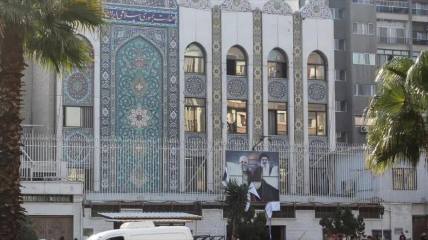 El edificio de la embajada de Irán en Siria tras ataque de grupos armados opositores.