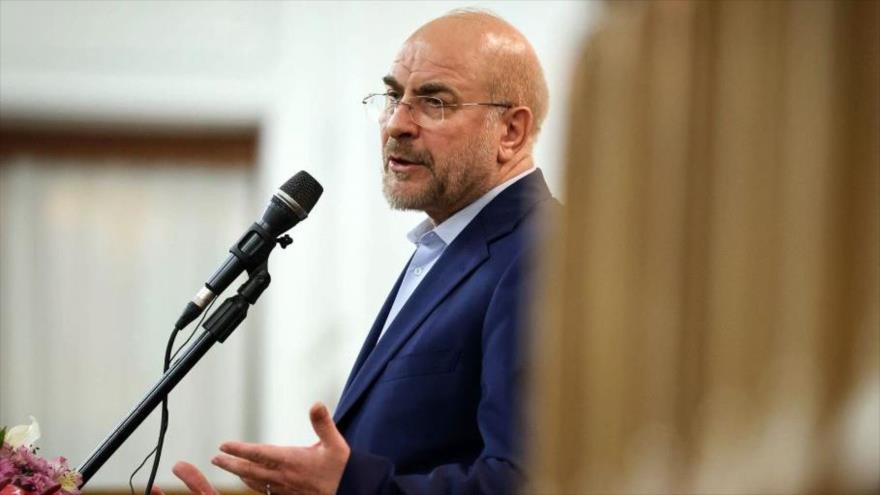  El presidente de parlamento, Mohamad Baqer Qalibaf, da un discurso en la Universidad de Teherán, 8 de diciembre de 2024. 