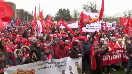  Trabajadores realizan huelga por plan de recortes salariales en Alemania