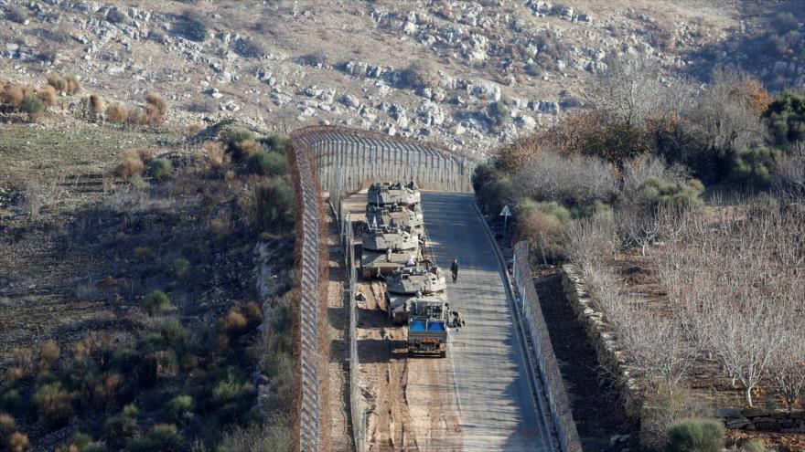 Los tanques israelíes toman posiciones en la frontera con Siria cerca de la aldea drusa de Majdal Shams en los altos del Golán ocupados por Israel, 8 de diciembre de 2024. 
