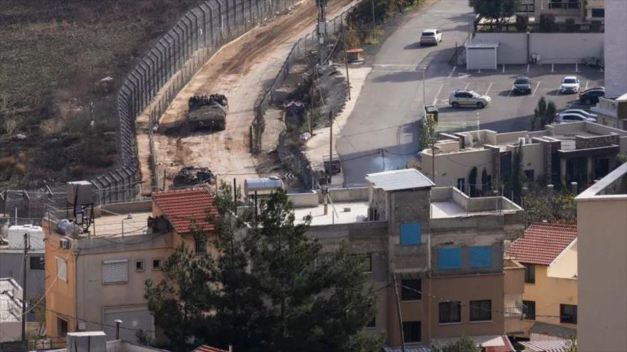 Un tanque del ejército israelí maniobra cerca de la llamada Línea Alfa que separa los altos del Golán de Siria,11 de diciembre de 2019 (Foto: AP)