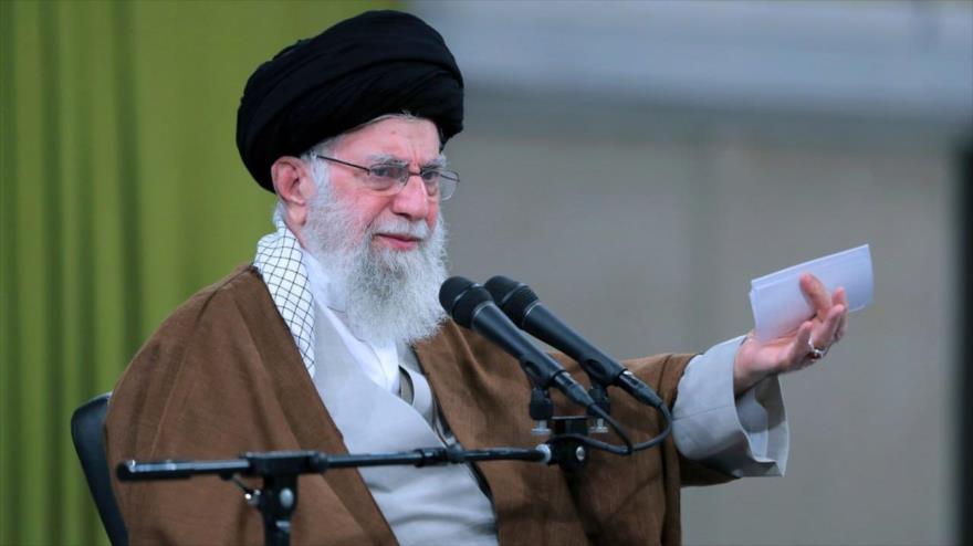 El Líder de Irán, el ayatolá Seyed Ali Jamenei, habla durante una reunión con un grupo de maestros de escuela en Teherán, 1 de mayo de 2024.