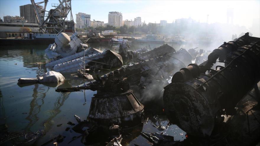 Barcos dañados en Latakia, Siria, tras un ataque aéreo israelí dirigido contra las instalaciones del puerto, 10 de diciembre de 2024. (Foto: EFE)