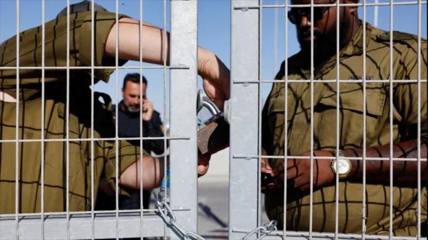 Los soldados cierran una puerta en el centro de detención de Sde Teiman, en el sur de Israel, el 29 de julio de 2024.