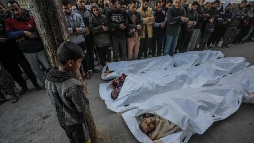 Un niño palestino observa los muertos por ataques de Israel en el campamento de refugiados Al-Nusairat, en el centro de la Franja de Gaza, 11 de diciembre de 2024. (Foto: EFE)