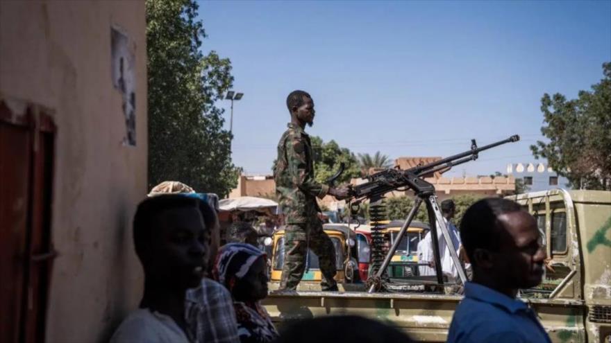 Un soldado del ejército sudanés maneja una ametralladora en la parte superior de una camioneta militar frente a un hospital en Omdurman, 2 de noviembre de 2024 .