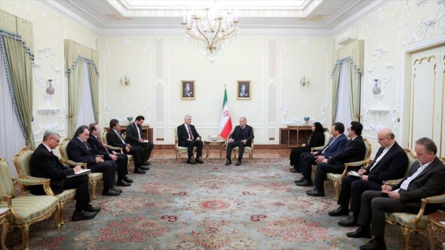 El presidente de Irán, Masud Pezeshkian (centro-derecha.), reunido con el ministro de Comercio turco, Omer Bolat, en Teherán, 11 de diciembre de 2024.