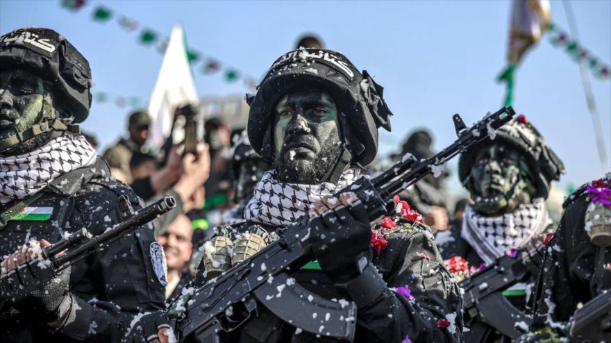 Combatientes del Movimiento de la Resistencia Islámica Palestina (HAMAS) en una maniobra.