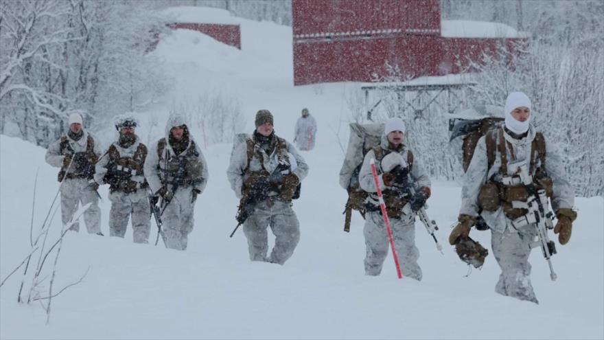 Soldados de la Fuerza Armada de Noruega en una maniobra militar en el Ártico. (foto EFE)