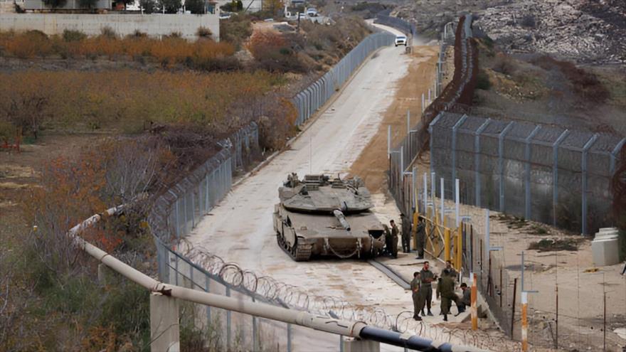 Un tanque y soldados israelíes en el lado sirio de la valla fronteriza a lo largo de la zona de amortiguación, visto desde los altos del Golán, 11 de diciembre de 2024. (Foto: Getty Images).