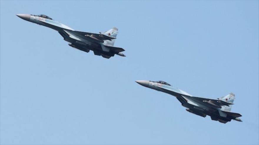 Aviones de combate rusos Sujoi Su-35 durante la competición Aviadarts, en el campo de tiro Dubrovichi, en las afueras de Riazán, 27 de agosto de 2021.