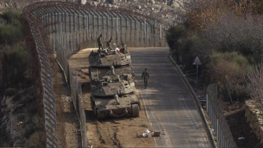 Soldados israelíes se encuentran cerca de tanques cerca de la frontera con Siria, Altos del Golán, 9 de diciembre de 2024. (Foto: Getty Images)