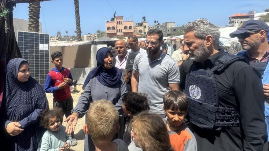 El Coordinador Humanitario de la ONU para el Territorio Palestino Ocupado, Muhannad Hadi, visita Deir al-Balah, centro de Franja de Gaza.