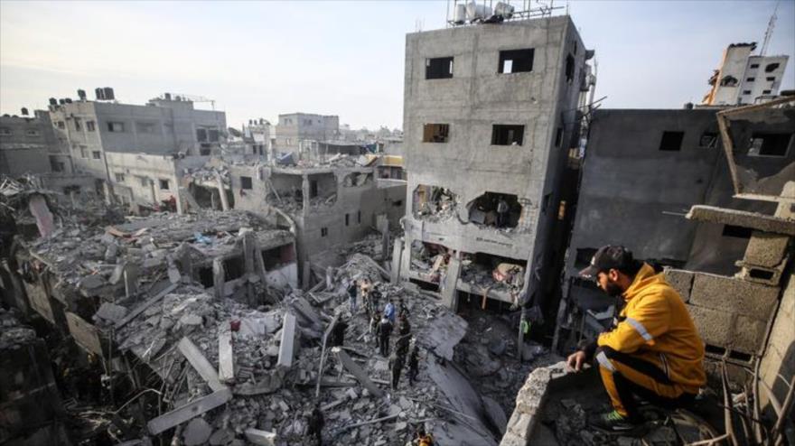 Un joven palestino observa los edificios dañados por los ataques israelíes en Gaza,7 de diciembre de 2024. (Foto: Getty Images)