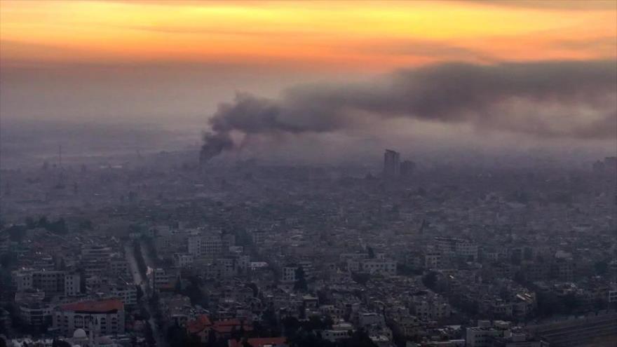 Columnas de humo se elevan tras los ataques aéreos israelíes en Damasco, capital de Siria, 10 de diciembre de 2024. (Foto: AFP)