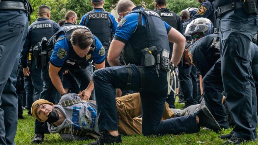 Un estudiante arrestado durante una manifestación propalestina en la Universidad de Texas, 24 de abril de 2024.