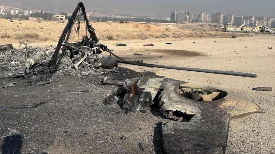 Vehículos militares y helicópteros en la base aérea de Mezzeh resultan dañados en un ataque israelí a esta base, ubicada en Damasco, el 9 de diciembre de 2024. (Foto: Agencia Anadolu) 