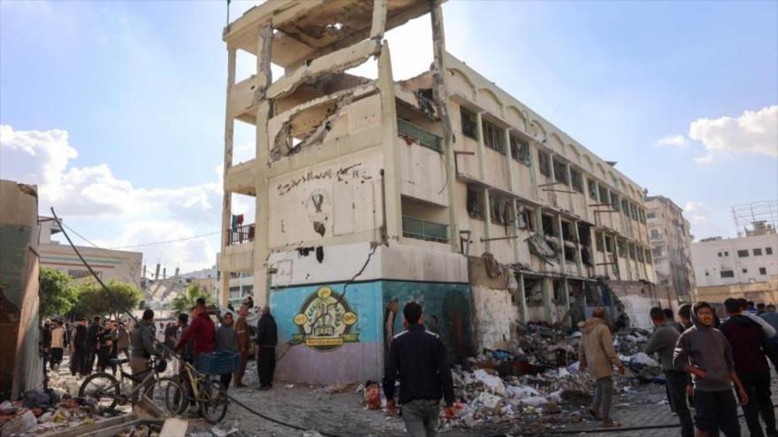 La gente inspecciona los daños tras un ataque israelí a la escuela gubernamental Al-Majda Wasila, en la ciudad de Gaza, 14 de diciembre. (Foto: Getty Images)