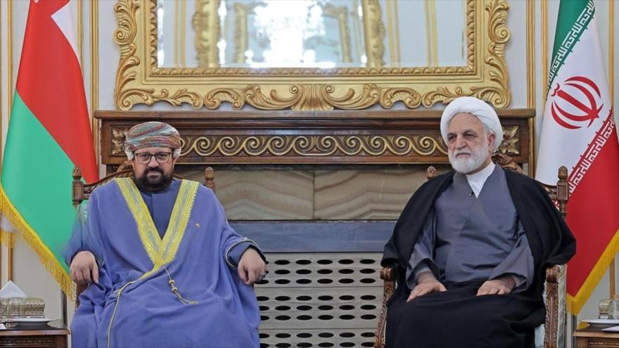 El presidente del Poder Judicial de Irán, Qolam Hosein Mohseni Eyei (dcha.), y el presidente del Tribunal Supremo de Omán, Khalifa bin Saeed Khalifa Albusaidi, Teherán, 15 de diciembre de 2024.
