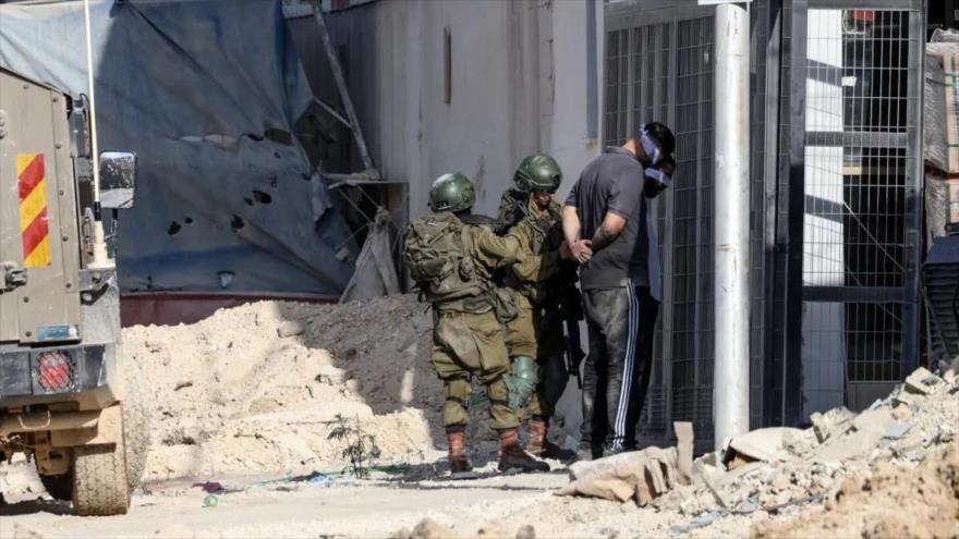 Soldados israelíes arrestan a dos palestinos durante una redada en el campamento de Nur Shams, cerca de Tulkarem en la Cisjordania ocupada. (Foto: AFP)