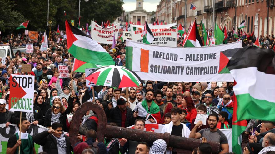 Miles de manifestantes propalestinos marchan por Dublín en apoyo a los palestinos.