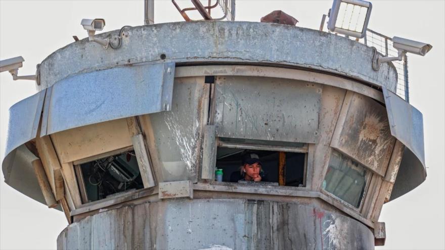 Una torre de vigilancia israelí en el puesto de control de Qalandia, entre Cisjordania ocupada y Al-Quds, 12 de junio de 2021. (Foto: AFP)