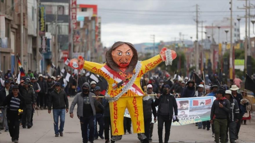 Peruanos denuncian el papel de la presidenta, Dina Boluarte, en la represión sangrienta de las protestas antigubernamentales.