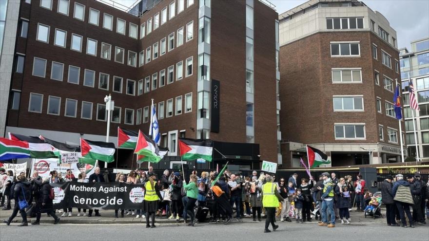 Manifestantes se reúnen frente a la embajada de Israel para protestar contra la guerra en Gaza, Dublín, 14 de mayo de 2024.