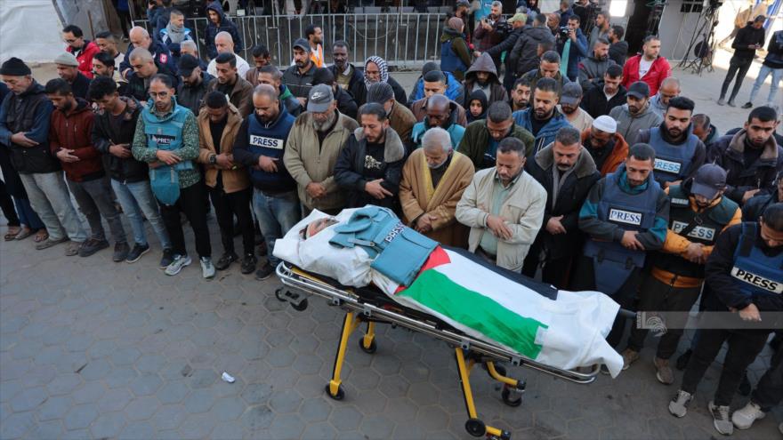 El funeral del periodista palestino Ahmed Al-Louh, asesinado por un bombardeo israelí en el campamento de Nuseirat, Gaza, 15 de diciembre de 2024.
